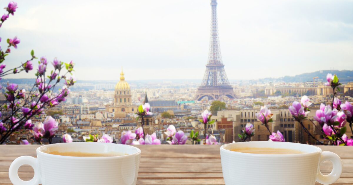 Parisの写真画像エッフェル塔、アンヴァリッドをバックにコーヒーカップが二つある
