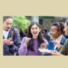 外国人たちが日本の食べ物を楽しく食べている画像