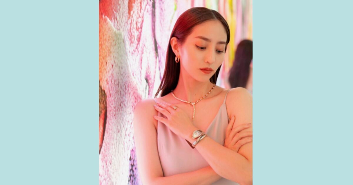 堀田茜のドレスを着ている画像